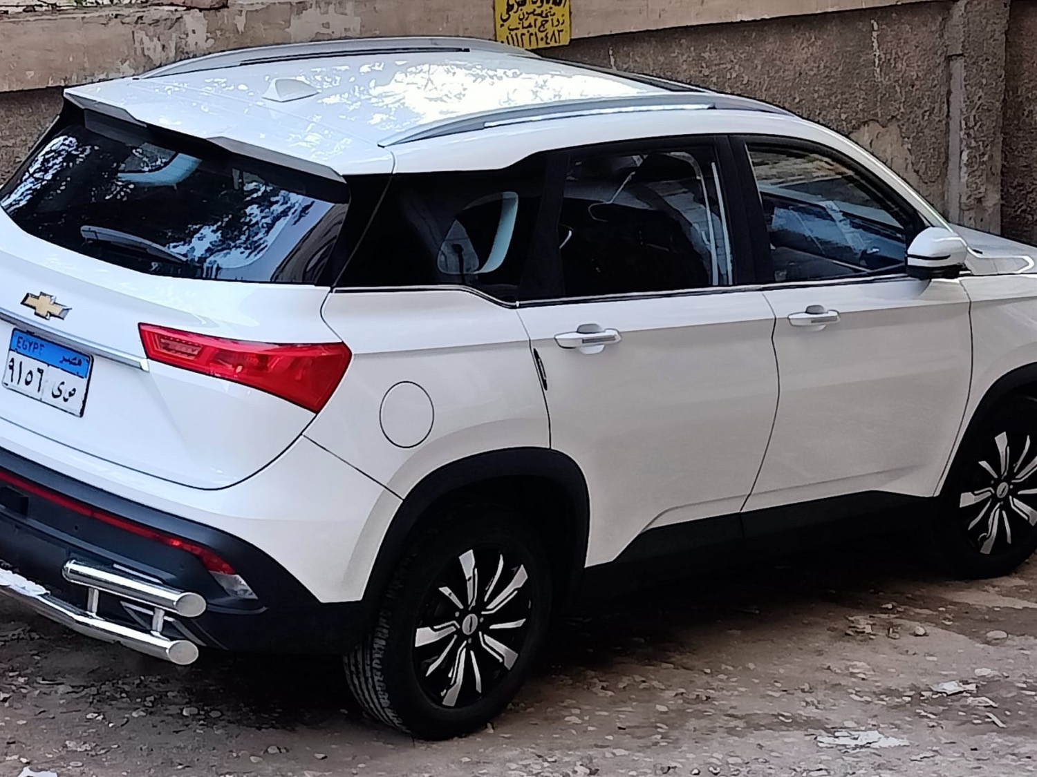 سيارة SUV بيضاء نضيفة ولامعة