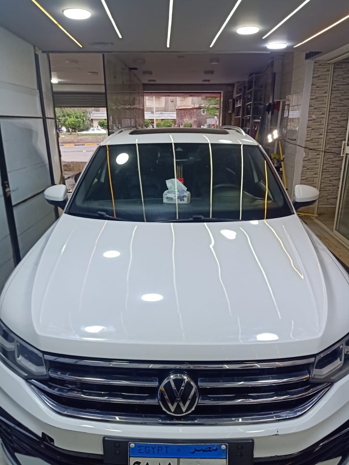 سيارة بيضاء لامعة بعد الغسيل داخل مركز Auto Driver