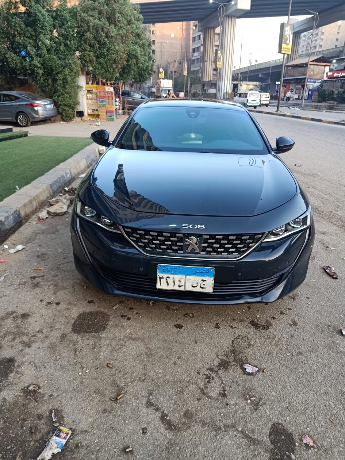 سيارة داكنة لامعة بعد الغسيل والتلميع