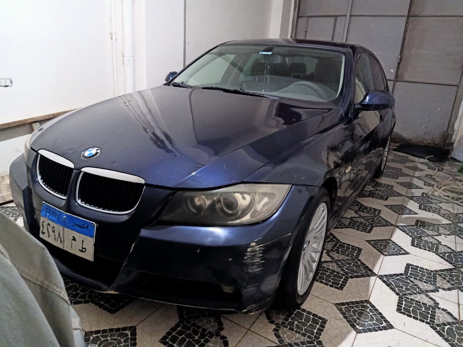 سيارة زرقاء لامعة بعد التلميع