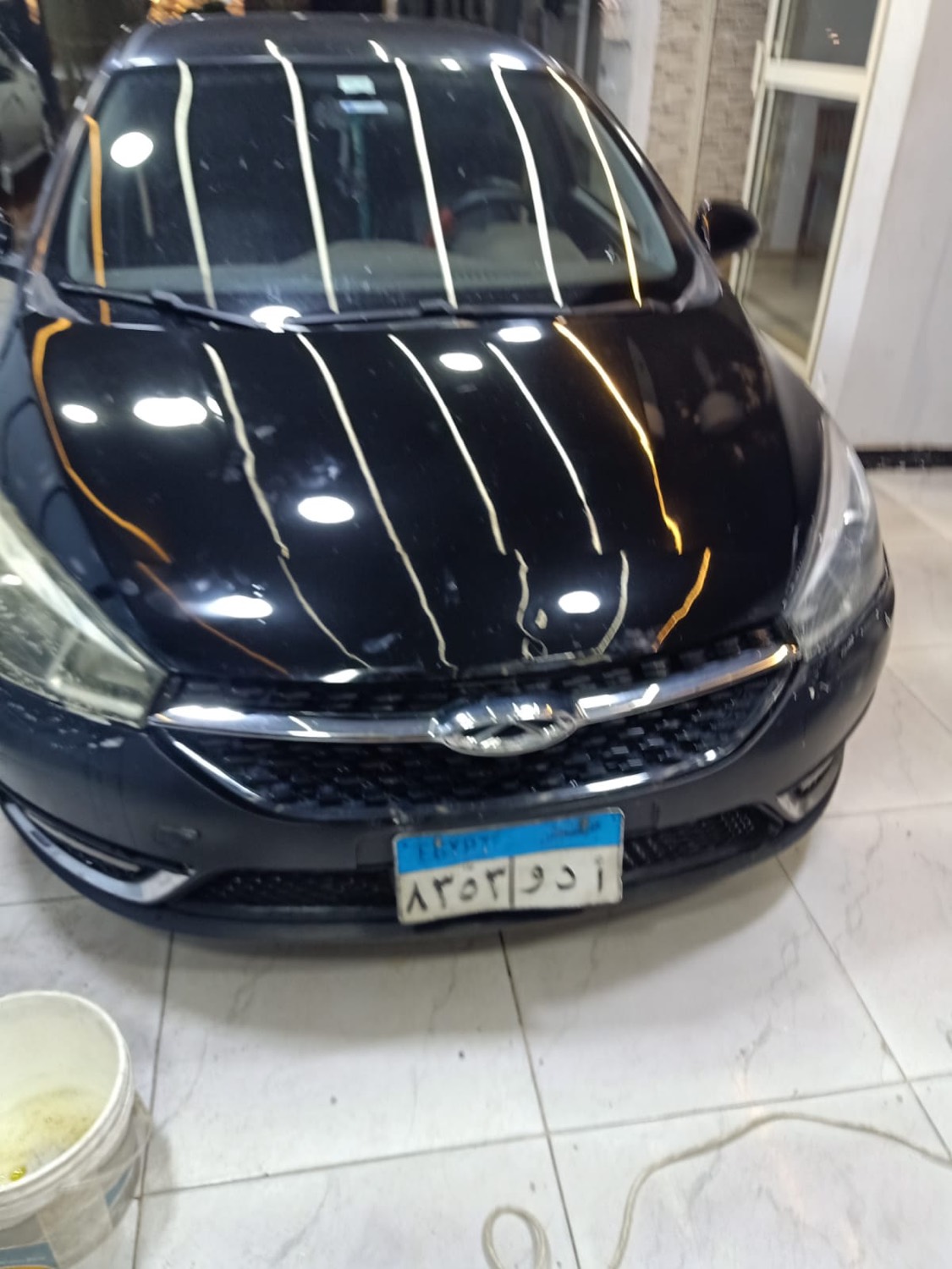 سيارة سوداء لامعة بعد التلميع في Auto Driver